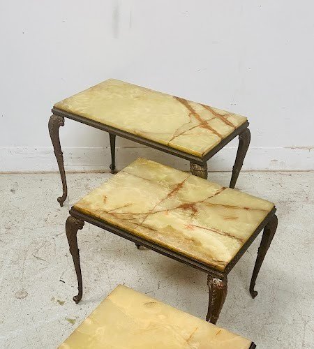 Suite de trois tables gigognes en onyx et laiton XX siècle