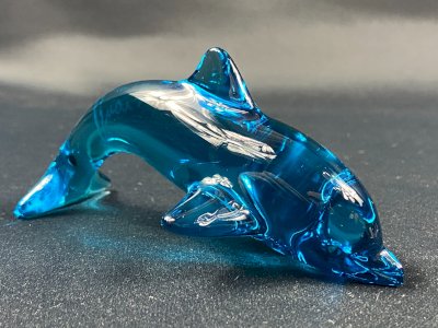 Sujet animalier au dauphin en cristal teinté bleu signé DAUM