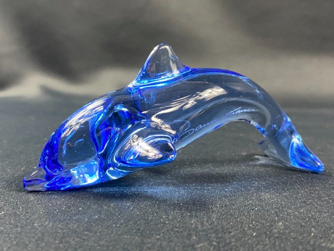 Sujet animalier au dauphin en cristal teinté bleu signé DAUM