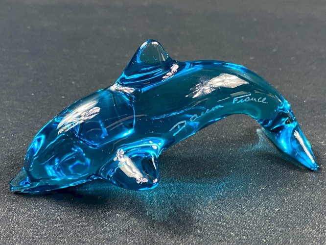 Sujet animalier au dauphin en cristal teinté bleu signé DAUM