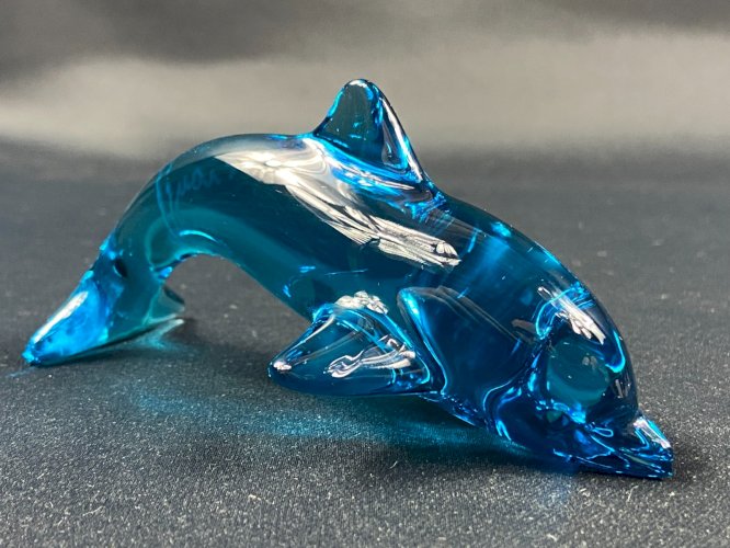 Sujet animalier au dauphin en cristal teinté bleu signé DAUM