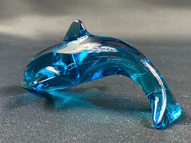 Sujet animalier au dauphin en cristal teinté bleu signé DAUM