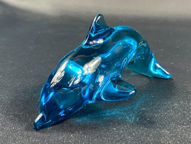 Sujet animalier au dauphin en cristal teinté bleu signé DAUM
