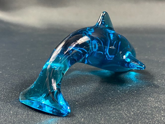 Sujet animalier au dauphin en cristal teinté bleu signé DAUM