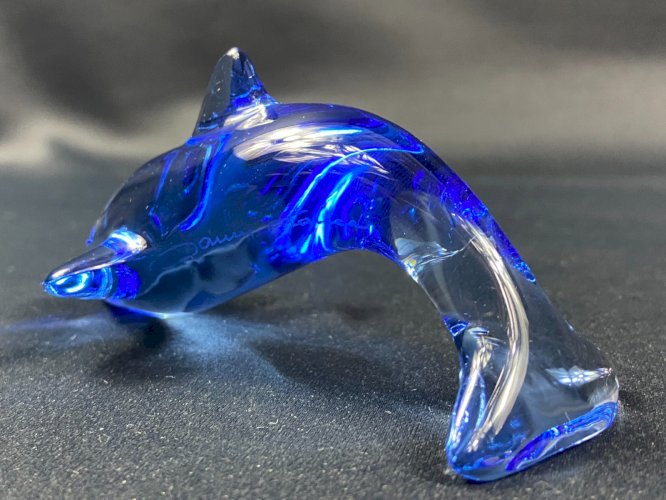 Sujet animalier au dauphin en cristal teinté bleu signé DAUM