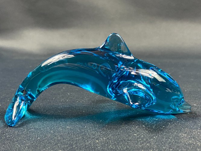 Sujet animalier au dauphin en cristal teinté bleu signé DAUM