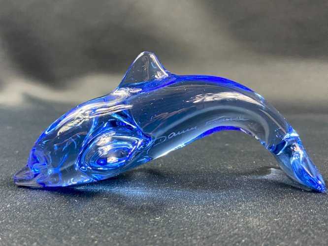 Sujet animalier au dauphin en cristal teinté bleu signé DAUM