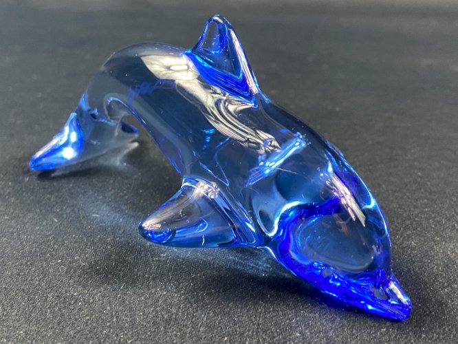 Sujet animalier au dauphin en cristal teinté bleu signé DAUM