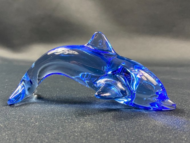 Sujet animalier au dauphin en cristal teinté bleu signé DAUM