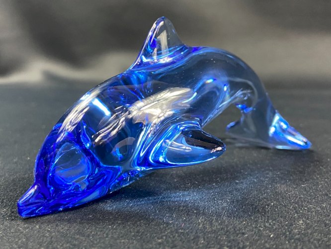 Sujet animalier au dauphin en cristal teinté bleu signé DAUM