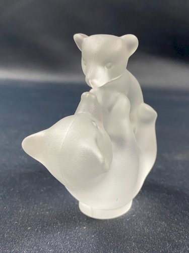 Sujet animalier en cristal dépoli signé Sèvres à l'ourse jouant avec son ourson