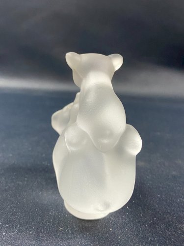 Sujet animalier en cristal dépoli signé Sèvres à l'ourse jouant avec son ourson