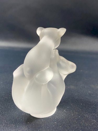 Sujet animalier en cristal dépoli signé Sèvres à l'ourse jouant avec son ourson