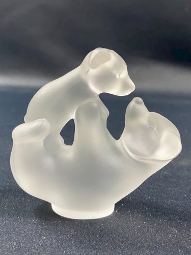 Sujet animalier en cristal dépoli signé Sèvres à l'ourse jouant avec son ourson