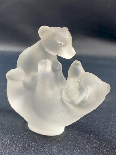 Sujet animalier en cristal dépoli signé Sèvres à l'ourse jouant avec son ourson