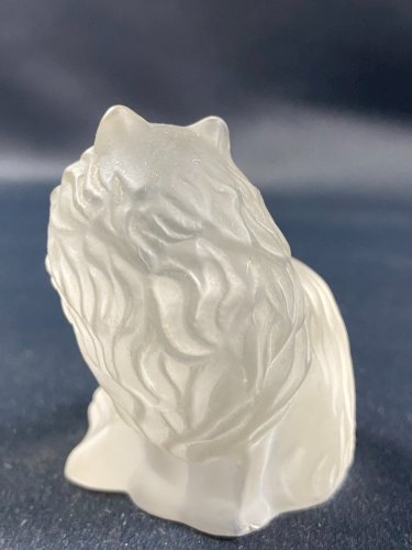 Sujet animalier en cristal dépoli signé Sèvres au chat