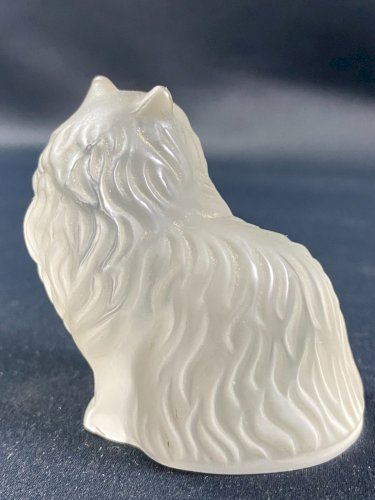 Sujet animalier en cristal dépoli signé Sèvres au chat