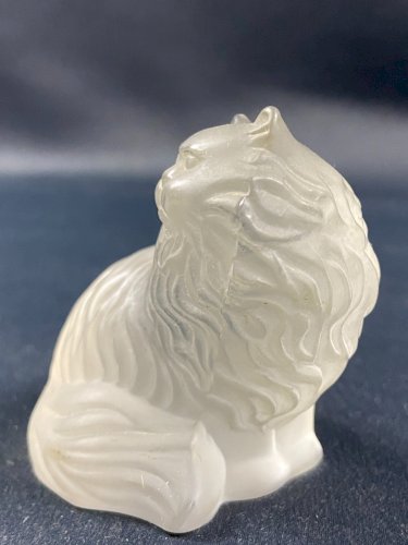Sujet animalier en cristal dépoli signé Sèvres au chat
