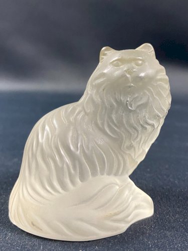 Sujet animalier en cristal dépoli signé Sèvres au chat