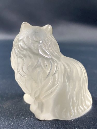 Sujet animalier en cristal dépoli signé Sèvres au chat