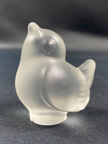 Sujet animalier en cristal dépoli signé Sèvres au moineau