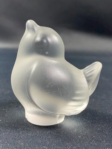 Sujet animalier en cristal dépoli signé Sèvres au moineau