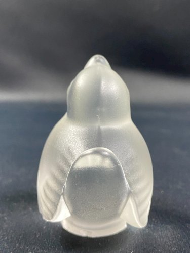 Sujet animalier en cristal dépoli signé Sèvres au moineau