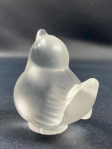 Sujet animalier en cristal dépoli signé Sèvres au moineau