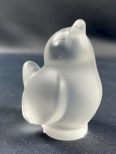 Sujet animalier en cristal dépoli signé Sèvres au moineau