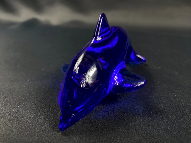 Sujet animalier en cristal teinté bleu signé DAUM au dauphin