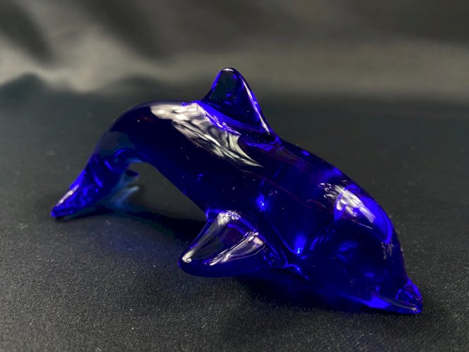 Sujet animalier en cristal teinté bleu signé DAUM au dauphin