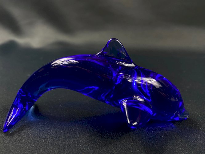 Sujet animalier en cristal teinté bleu signé DAUM au dauphin