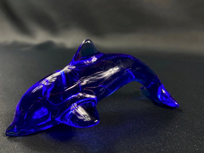 Sujet animalier en cristal teinté bleu signé DAUM au dauphin