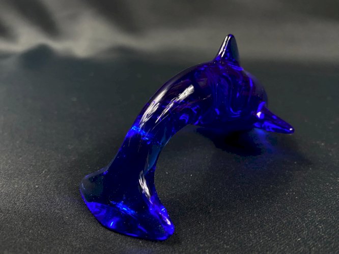 Sujet animalier en cristal teinté bleu signé DAUM au dauphin