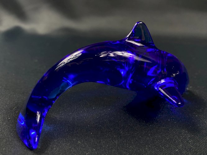 Sujet animalier en cristal teinté bleu signé DAUM au dauphin