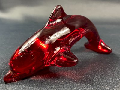 Sujet animalier en cristal teinté rouge signé DAUM au dauphin