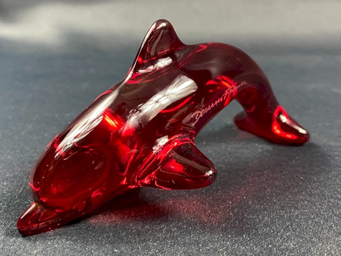 Sujet animalier en cristal teinté rouge signé DAUM au dauphin