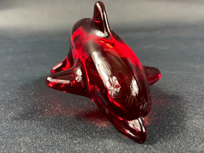 Sujet animalier en cristal teinté rouge signé DAUM au dauphin