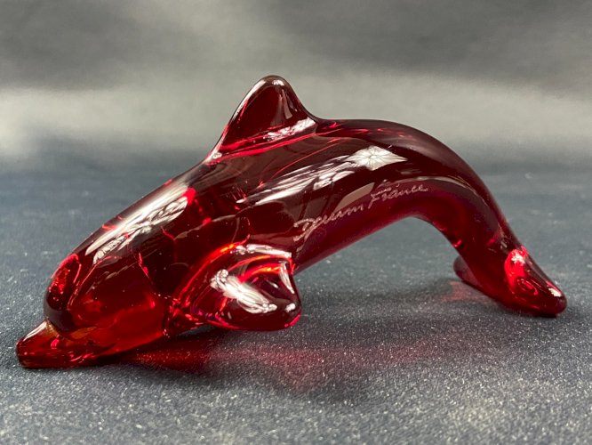 Sujet animalier en cristal teinté rouge signé DAUM au dauphin