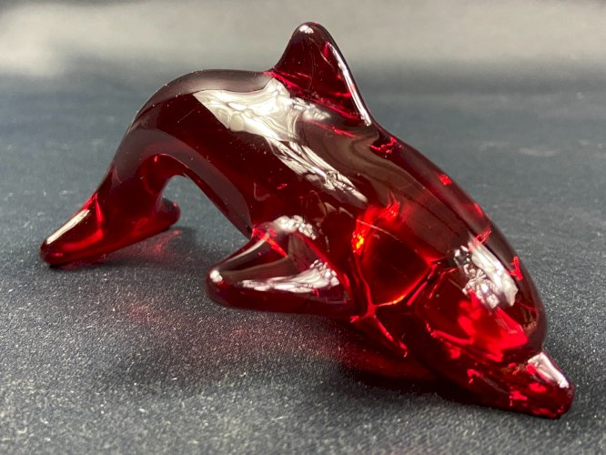 Sujet animalier en cristal teinté rouge signé DAUM au dauphin