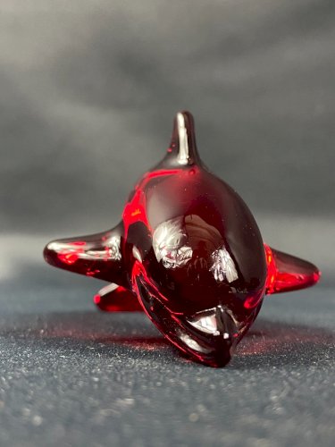 Sujet animalier en cristal teinté rouge signé DAUM au dauphin