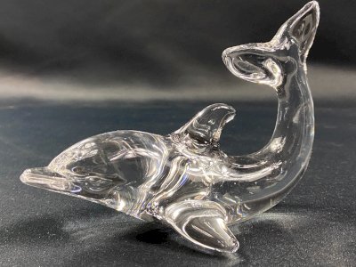 Sujet animalier presse-papier au dauphin en cristal signé Villeroy & Boch