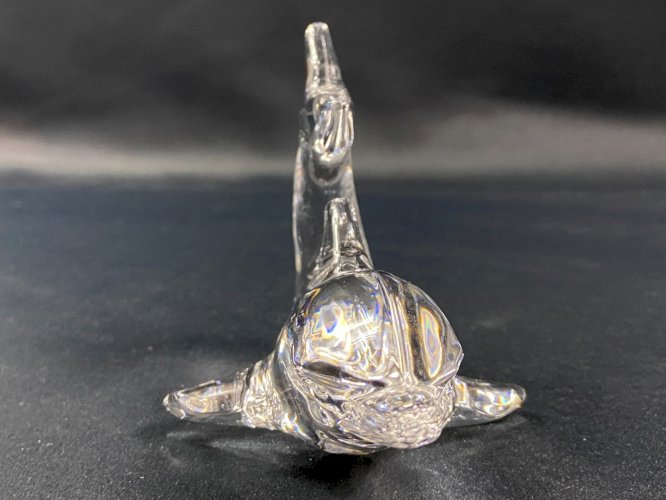 Sujet animalier presse-papier au dauphin en cristal signé Villeroy & Boch