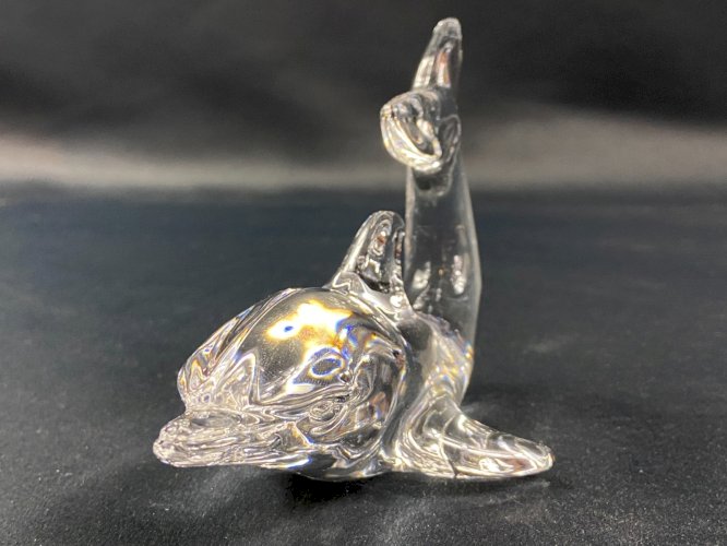 Sujet animalier presse-papier au dauphin en cristal signé Villeroy & Boch