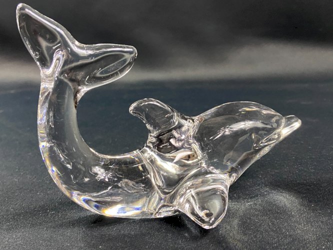 Sujet animalier presse-papier au dauphin en cristal signé Villeroy & Boch