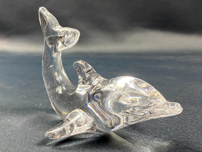 Sujet animalier presse-papier au dauphin en cristal signé Villeroy & Boch