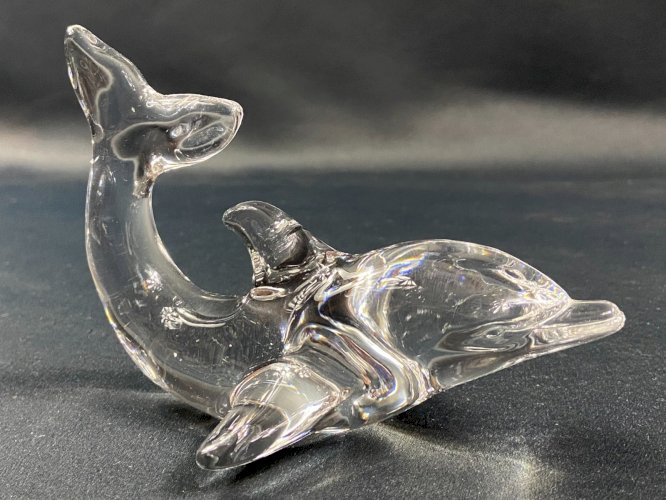 Sujet animalier presse-papier au dauphin en cristal signé Villeroy & Boch