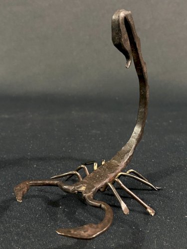 Sujet artisanal au scorpion en fer forgé Maroc