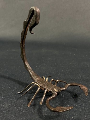 Sujet artisanal au scorpion en fer forgé Maroc