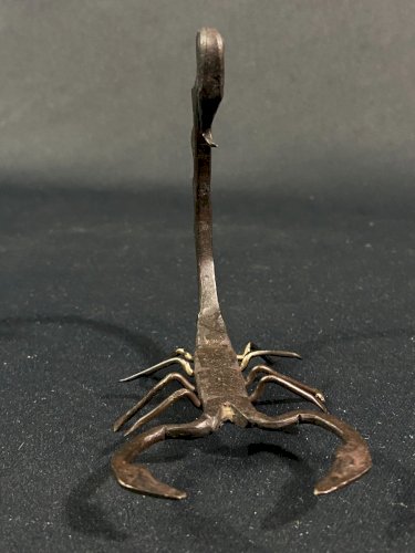 Sujet artisanal au scorpion en fer forgé Maroc